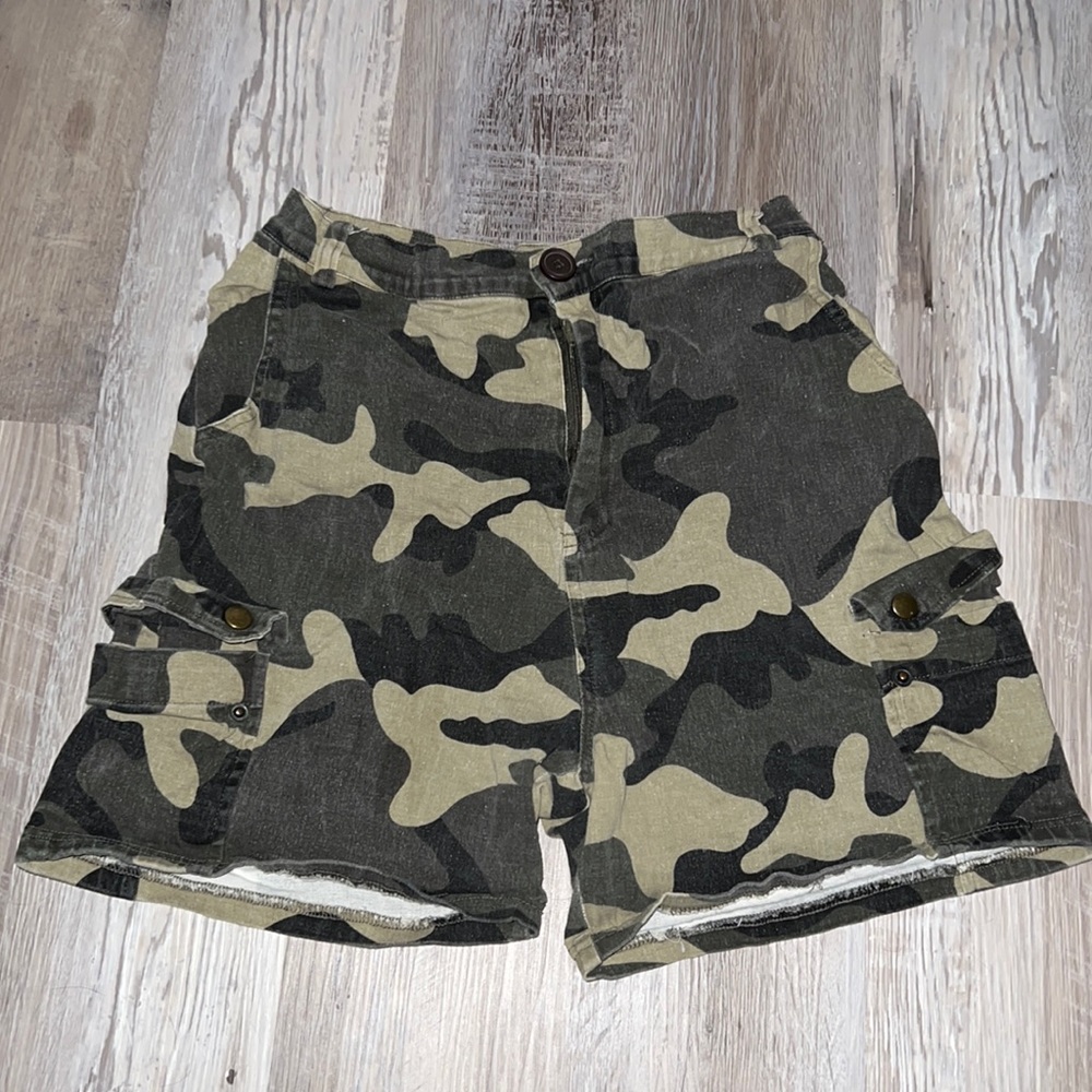 Camo Hot & Delicious shorts with cargo pockets and regular pockets on front/back